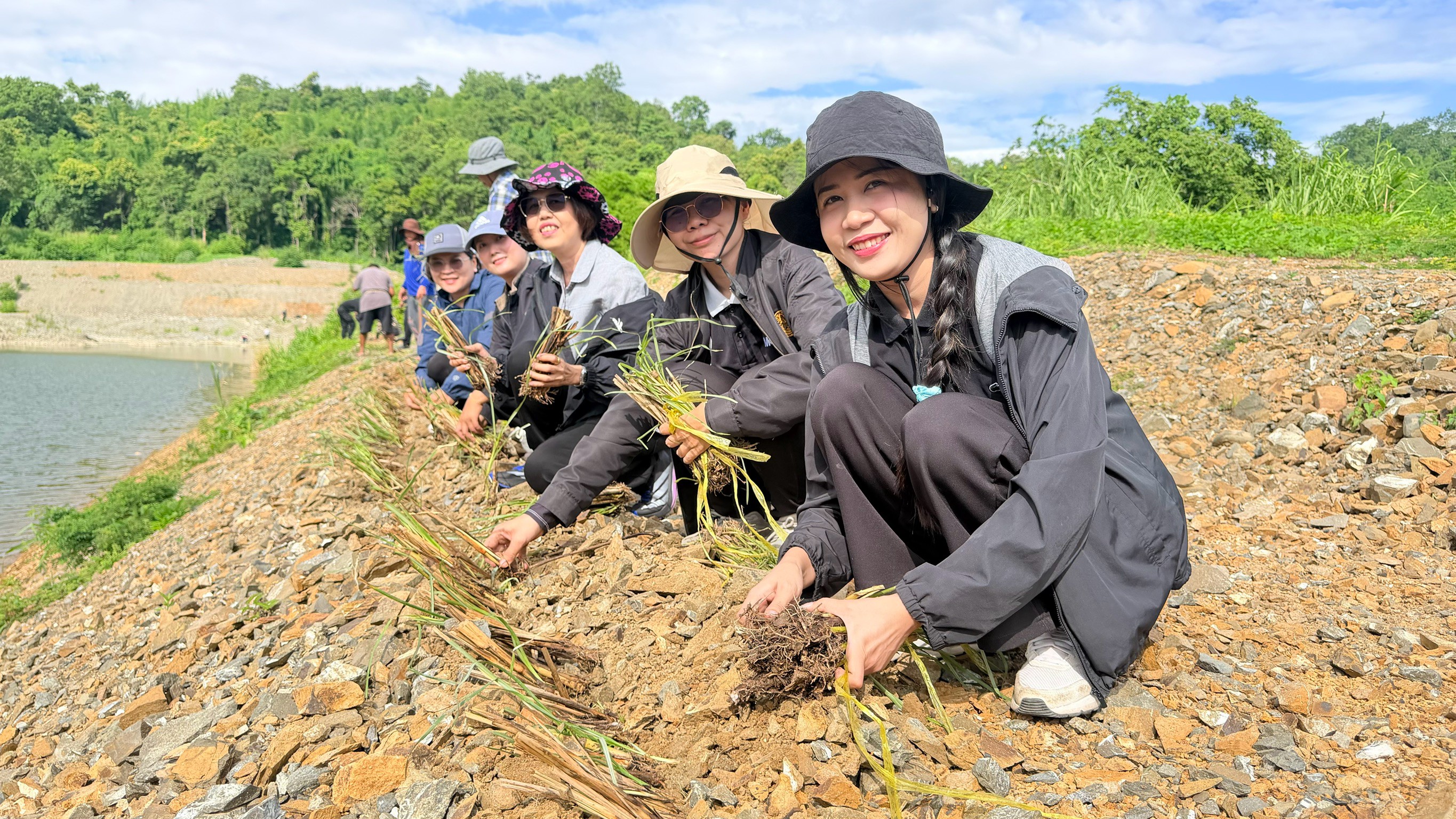 title - ส.ป.ก.จันทบุรี ดำเนินการปลูกแฝก จำนวน 30,000 กล้า ภายใต้โครงการพัฒนาและรณรงค์การใช้หญ้าแฝกอันเนื่องมาจากพระราชดำริ ปีงบประมาณ พ.ศ. 2569 
